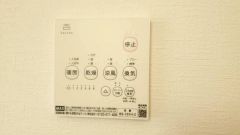 浴室暖房乾燥機付き。天候に左右されず、いつでも好きなときに洗濯物を干せるので、仕事や家事で忙しい方に重宝します。