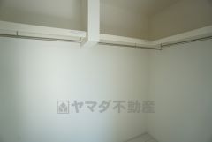 収納力豊富なウォークインクローゼット。洋服や小物などを1箇所にまとめて美しい収納を実現します。