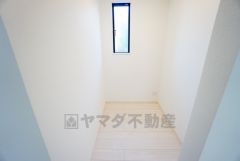 掃除機や扇風機などよく使う家電や日用品、備品などの収納に便利です。