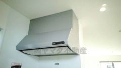 お手入れが簡単なスリム型レンジフードです。調理により発生する油煙や臭いを吸い込み、屋外へ排気してくれます。