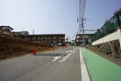 現地（2025年3月26日）撮影。前面道路は広く、車同士がすれ違うスペースが十分にあります。落ち着いた住宅地内で快適な生活を実現してみませんか＾＾