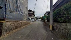 現地（2025年11月4日）撮影。住人以外の車の進入も少なく、小さなお子様を持つご家庭にも安心です。