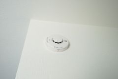 火災発生をいち早く知らせてくれる火災報知器は標準装備です。
