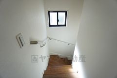 同仕様写真。小さなお子様やご高齢の方でも安心できる、手すり付き階段。段差も低めで設定されており、安全性にも優れています。