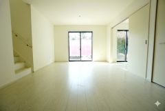 大きな掃き出し窓のあるリビングは、陽光あふれる明るい空間です。ゆったりと寛げる憩いの場となりそうです。
