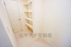 まとめ買いしてもこの収納量なら心配要らずのパントリー。調理家電や食品のストックをすっきりまとめられ、キッチン周りを広々使えます。