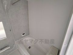 1日の疲れを癒すくつろぎのバスルーム。足を伸ばしてもゆったりと入れるサイズです。お子様と一緒にお風呂に入っても狭くないですね^^