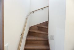 同仕様写真。小さなお子様やご高齢の方でも安心できる、手すり付き階段。段差も低めで設定されており、安全性にも優れています。