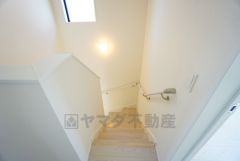 小さなお子様やご高齢の方でも安心できる、手すり付き階段。段差も低めで設定されており、安全性にも優れています。