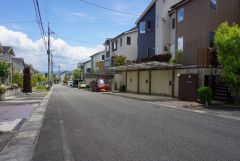 住人以外の車の進入も少なく、小さなお子様を持つご家庭にも安心です。落ち着いた住宅地内で快適な生活を実現してみませんか。