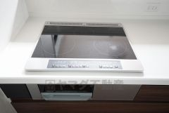 汚れてもサッとふける、お手入れのしやすいIHクッキングヒーター。オール電化なので経済的です。