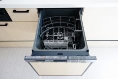 食事の後の手間を解消する食器洗い乾燥機付。冬場の洗い物で手荒れの悩みもなくなります。