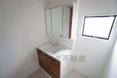 三面鏡つき洗面台。鏡裏にたっぷりとした収納スペースがあります。鏡を閉めてしまえば小物は見えないため、スッキリとした印象の洗面台にできます。