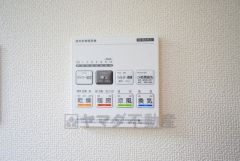 浴室暖房乾燥機付き。天候に左右されず、いつでも好きなときに洗濯物を干せるので、仕事や家事で忙しい方に重宝します。