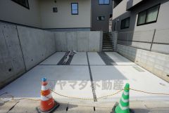 駐車スペースはゆとりある2台分を確保。マイカー用に、お客さま用に、余裕を持ってご利用いただけます。