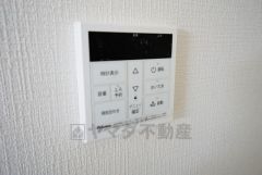 キッチン横からお湯張り、追い炊き、足し湯がボタン一つで楽々操作できる給湯機リモコンです。