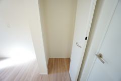 まとめ買いしてもこの収納量なら心配要らずのパントリー。調理家電や食品のストックをすっきりまとめられ、キッチン周りを広々使えます。