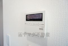 キッチン横からお湯張り、追い炊き、足し湯がボタン一つで楽々操作できる給湯機リモコンです。忙しい夕飯準備の時間帯に重宝しますね。