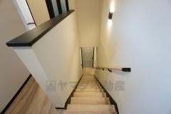 小さなお子様やご高齢の方でも安心できる、手すり付き階段。段差も低めで設定されており、安全性にも優れています。