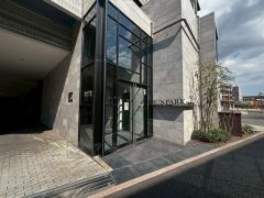 重厚感のある外観デザインが印象的なマンションエントランス。ガラス張りの開放的な入口が、住まう方や訪れるゲストを上質な空間へと迎え入れます。