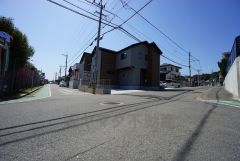 前面道路は広く、車同士がすれ違うスペースが十分にあります。落ち着いた住宅地内で快適な生活を実現してみませんか＾＾