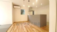 リビングは広々とした設計で、家族が集い、寛ぐ暮らしの空間を演出しています。