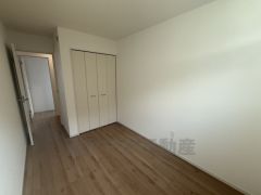 暖かい日差しが差し込む洋室。たっぷり収納できるクローゼット付きでお部屋の中をすっきりと快適に保てます。