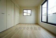 寛ぎの時間を紡ぎだす主寝室は、大型ベッドを置いても余裕の広さを確保しています。各部屋に収納が完備されているので、お荷物が増えても安心の設計です。