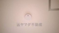 火災発生をいち早く知らせてくれる火災報知器は標準装備です。