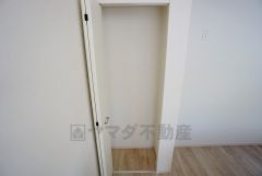 食品や飲料、調理器具をストックできるパントリー付き。