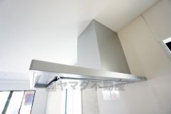 お手入れが簡単なスリム型レンジフードです。調理により発生する油煙や臭いを吸い込み、屋外へ排気してくれます。