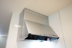 お手入れが簡単なスリム型レンジフードです。調理により発生する油煙や臭いを吸い込み、屋外へ排気してくれます。
