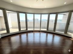 大きな窓のあるリビングは、陽光あふれる明るい空間です。居心地良く、ご家族皆がゆったり寛げる憩いの空間となりそうです。