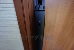 かざすだけで開閉できる、タッチキー採用の玄関。お買い物帰りで、両手がふさがってきても簡単に中に入れます＾＾