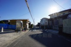 現地（2025年12月9日）撮影。大型車の通行が少なく、騒音や振動が少ないので静かで快適な生活を送れます。