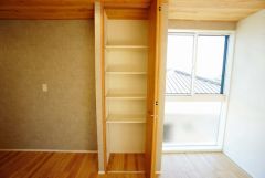 まとめ買いしてもこの収納量なら心配要らずのパントリー。調理家電や食品のストックをすっきりまとめられ、キッチン周りを広々使えます。