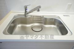 広々としたステンレスシンクには、洗剤やスポンジを収納出来るラック付き。広さも確保しているので、大きなお鍋も洗いやすいです。