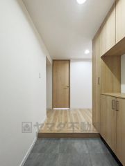 たっぷり収納できるシューズボックスです。家族全員の靴がきれいに整頓できます。棚の上にお花や写真を飾っても良いですね。