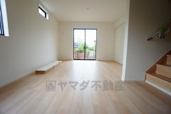 大きな窓のあるリビングは、陽光あふれる明るい空間です。居心地良く、ご家族皆がゆったり寛げる憩いの空間となりそうです。