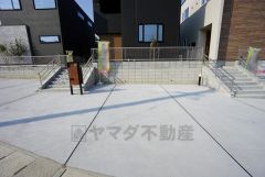 駐車スペースはゆとりある2台分を確保。マイカー用に、お客さま用に、余裕を持ってご利用いただけます。