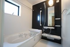 同仕様写真。1日の疲れを癒すくつろぎのバスルーム。足を伸ばしてもゆったりと入れるサイズです。お子様と一緒にお風呂に入っても狭くないですね^^