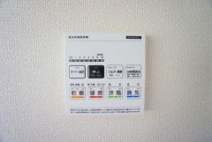 雨の日の洗濯も安心できる浴室暖房乾燥機付き浴室。リモコンで操作もボタン1つで簡単。
