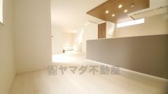 リビングは広々とした設計で、家族が集い、寛ぐ暮らしの空間を演出しています。思い思いの時間を過ごしたり、家族みんなで食事をしたり、素敵な団らんの場になりますね。