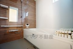 1日の疲れを癒すくつろぎのバスルーム。足を伸ばしてもゆったりと入れるサイズです。お子様と一緒にお風呂に入っても狭くないですね^^