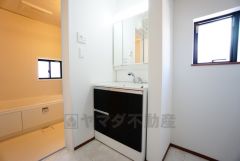 三面鏡つき洗面台。鏡裏にたっぷりとした収納スペースがあります。鏡を閉めてしまえば小物は見えないため、スッキリとした印象の洗面台にできます。