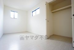 角部屋ならではの2面採光。陽のあたる時間が長く、冬でもあたたかいです。