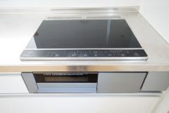 お手入れのしやすいIHクッキングヒーターです。3口コンロなので、効率よくお料理が楽しめます。毎日のお料理も楽しくなりますね＾＾