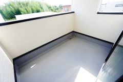 幅広のインナーバルコニーは多少の雨でも洗濯物を守ってくれ、家事を助けてくれること間違いなし。眩しすぎる日差しも和らげます。