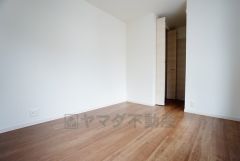 同仕様写真。暖かい日差しが差し込む洋室。たっぷり収納できるクローゼット付きでお部屋の中をすっきりと快適に保てます。