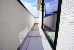 同仕様写真。陽当たりの良いバルコニーです。お洗濯やお布団干しはもちろん、日光浴スペースにも。足元は防水工事施工済です。